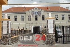 Ministrul Justiţiei, huiduit când a ajuns la Penitenciarul Gherla. Pungi cu prune aduse de protestatari
