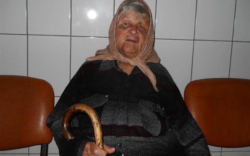 Bătrână de 85 de ani, din Vad, bătută și jefuită de trei indivizi în miez de noapte