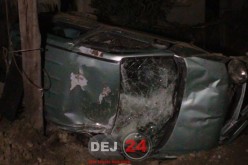 Accident în Dej. Un șofer BEAT s-a IZBIT cu mașina de un stâlp și de gardul unei locuințe – FOTO/VIDEO