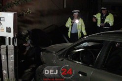 Accident la ieșire din Dej. O mașina a rupt un gard și s-a oprit în curtea unei case. Șoferul a fugit – FOTO/VIDEO