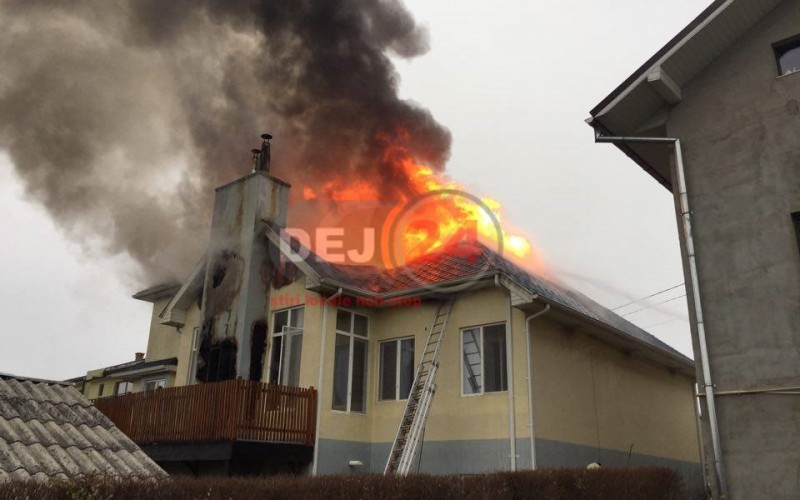 INCENDIU VIOLENT la o casă din Dej. Imobilul, cuprins în întregime de flăcări – FOTO/VIDEO