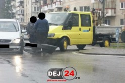 Cititorii în acțiune: Eveniment rutier în Dej. Două mașini s-au ciocnit într-un sens giratoriu – FOTO