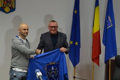 Un clujean vrea să atingă cel mai înalt punct de pe Terra. Ieri a primit drapelul județului, pentru a-l arbora pe „acoperișul lumii” – FOTO
