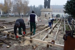 DEJ | Autoritățile locale au demarat acțiunile de instalare a bradului de Crăciun şi amenajarea patinoarului – FOTO
