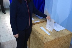 DEJ | ALEGERI PARLAMENTARE 2016. Dora Muncelean, viceprimarul municipiului Dej, a votat pentru „ca România să-și recapete demnitatea!” – FOTO