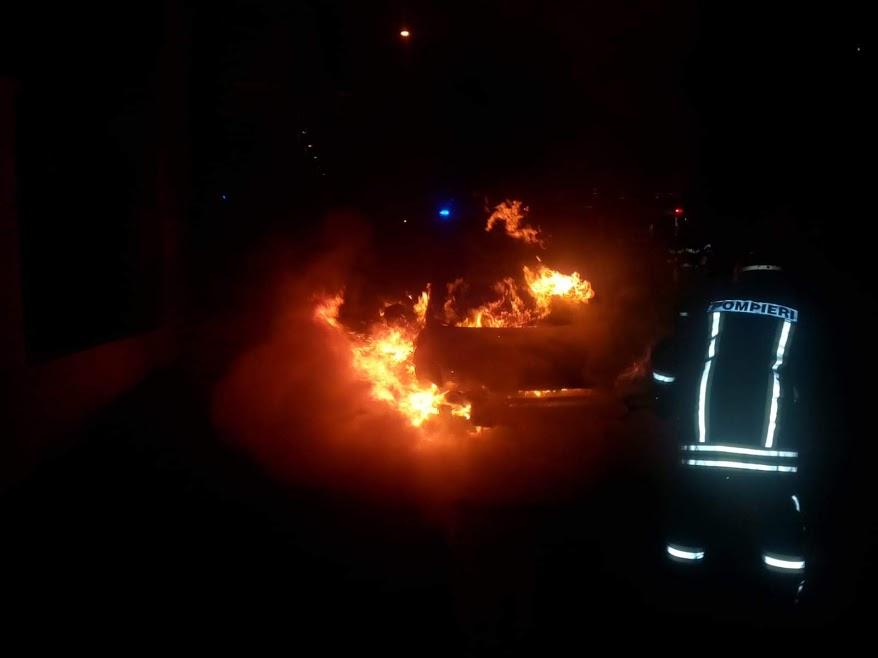 Incendiu Pe O Stradă Din Cluj O Mașină A Ars Ca O Torță Foto