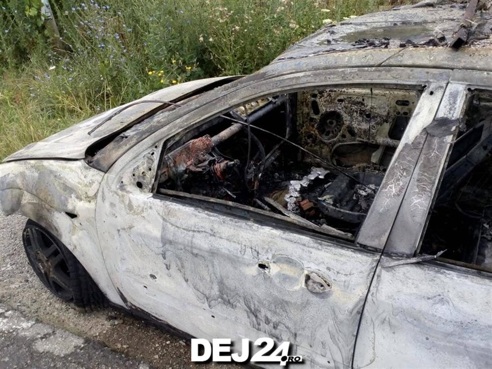 Mașină Distrusă De Flăcări Intre Căianu și Mociu Foto Video